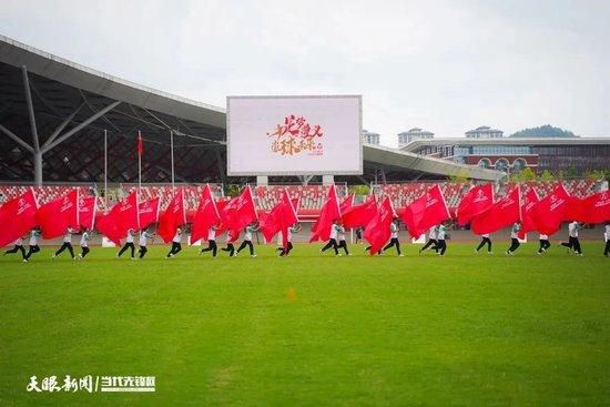 埃尔马斯在2019年加盟那不勒斯，共为球队出场189次，打进19球助攻11次，随队获得上赛季的意甲冠军和2020年的意大利杯冠军。